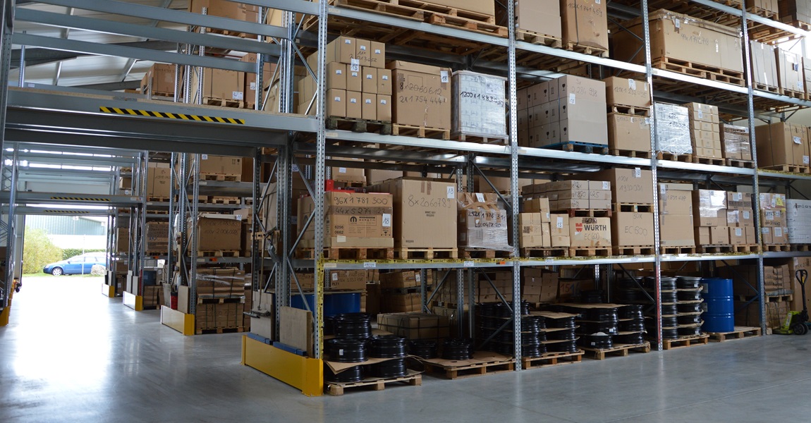 Sicherheit im Lager: Palettenregal mit Durchfahrt
