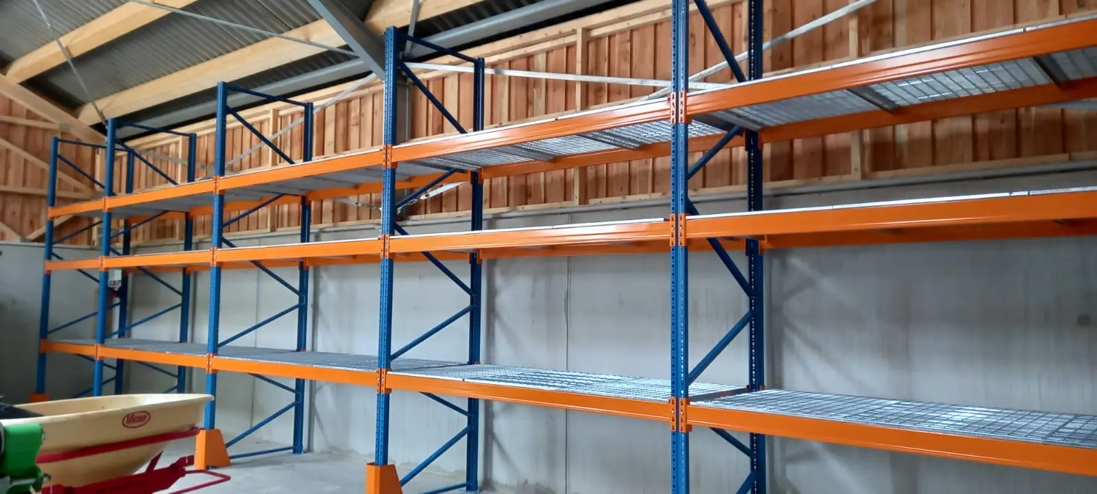 palettenregal-lackiert-mit-gitterroste
